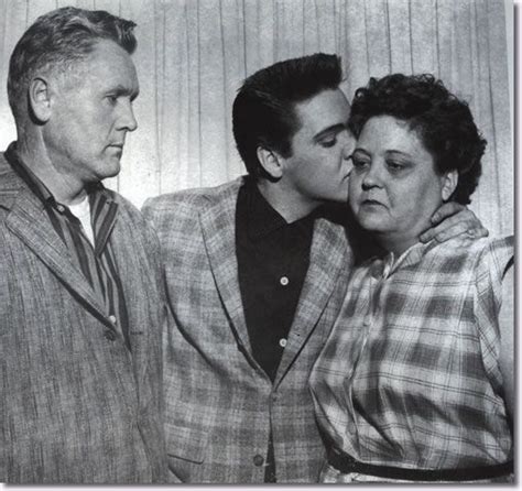 pictures of elvis when his mom died|Elvis and Vernon Presley photographed on the day。